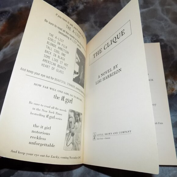 The Clique by Lisi Harrison (Paperback: Young Adult Fiction) NEW - Picture 2 of 3